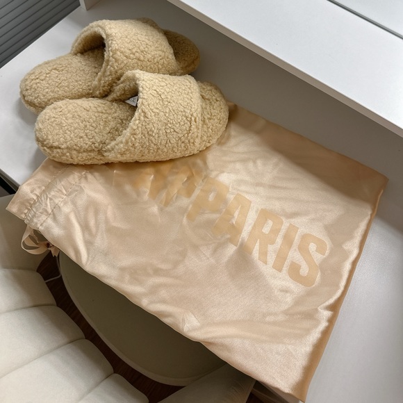 BRAND NEW APPARIS SLIPPERS - Picture 2 of 4